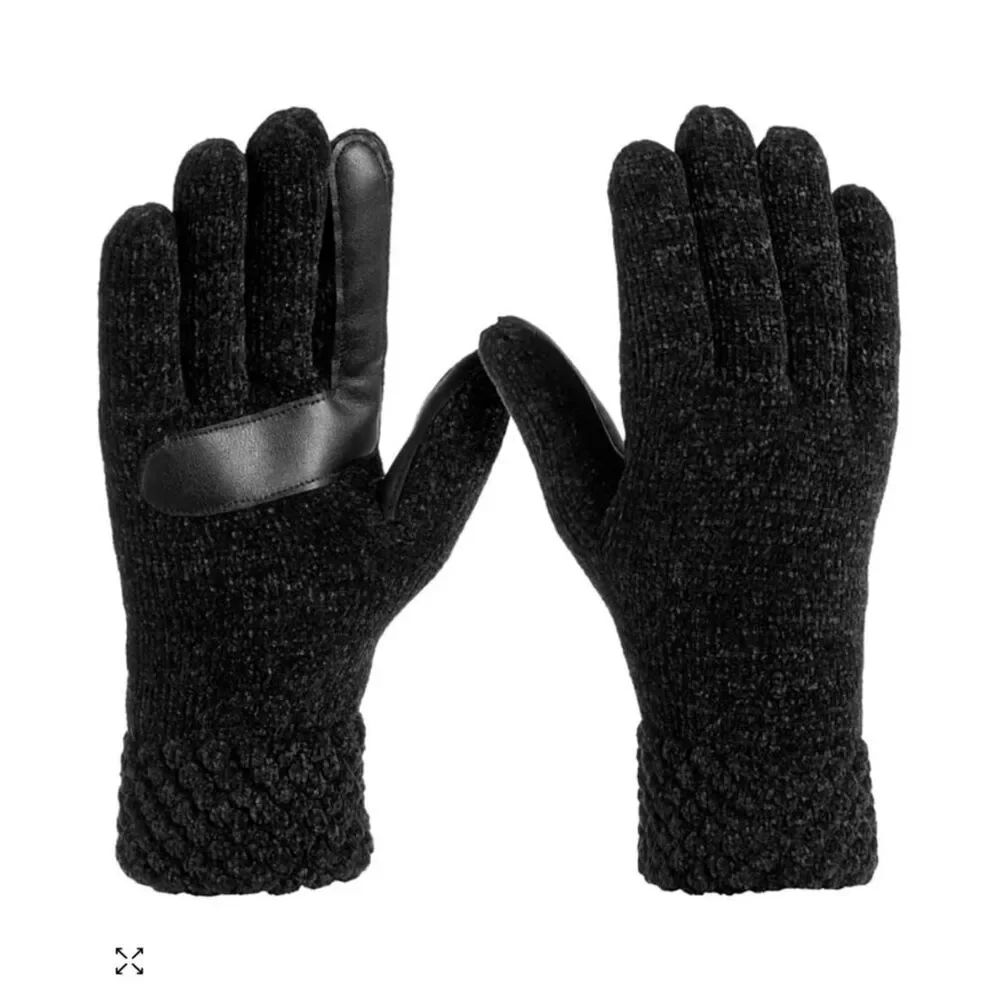 isotoner Signature Women's Chenille Cable-Knit Gloves Black One Size